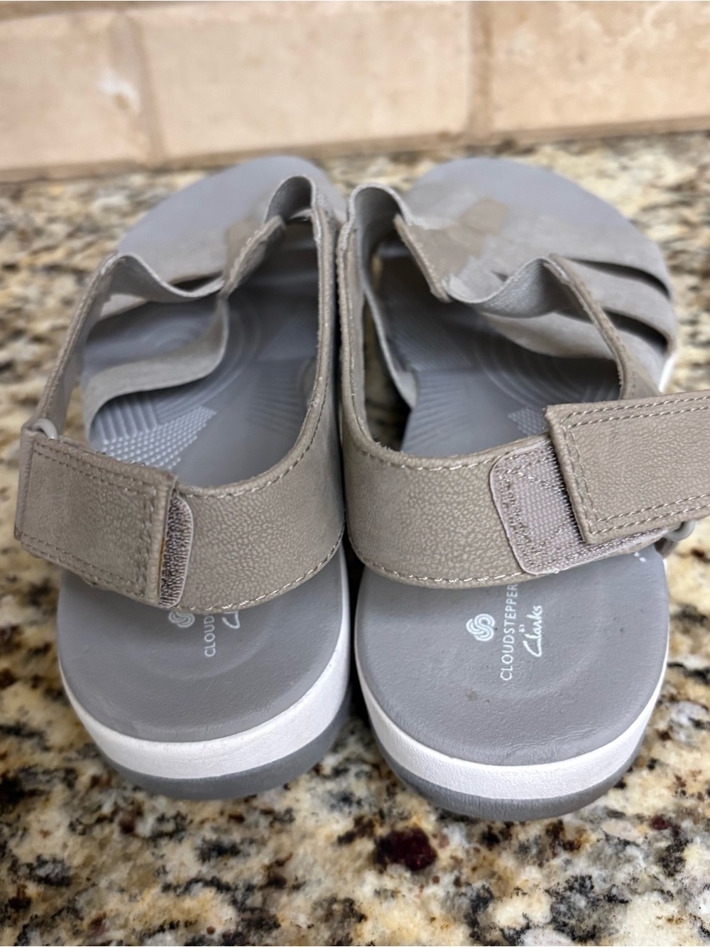 Clarks Women's Strappy Elastic Sandal - Light Gray - Picture 4 of 6